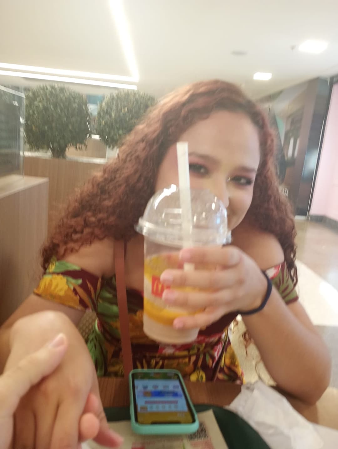 primata dando dedo
